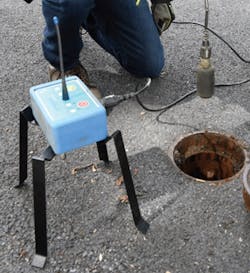 Figure%202%20-%20A%20sensor%20is%20connected%20magnetically%20to%20the%20valve%20and%20by%20cable%20to%20the%20transmitter Figure%202%20-%20A%20sensor%20is%20connected%20magnetically%20to%20the%20valve%20and%20by%20cable%20to%20the%20transmitter