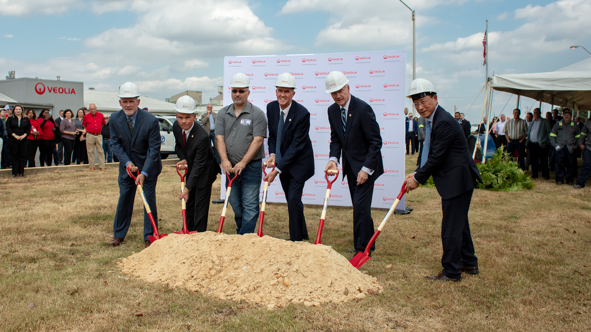 From left to right: Kevin Jester, Arkadelphia Economic Development Corporation; Bob Cappadona, VNA ESS President and CEO; Peter McMillan, United Steel Workers Union; Fred Van Heems, VNA President and CEO; Arkansas Gov. Asa Hutchinson; and Yoon Chae, VNA ESS Senior Vice President.