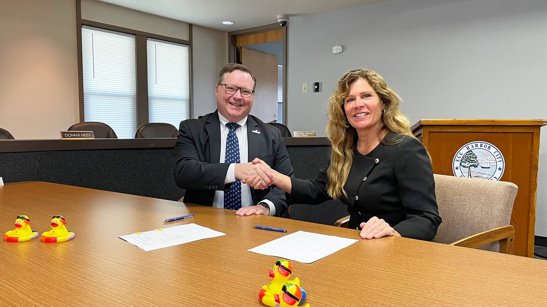 Egg Harbor City Mayor Lisa Jiampetti (right) signs agreement to sell its water and wastewater system to New Jersey American Water.