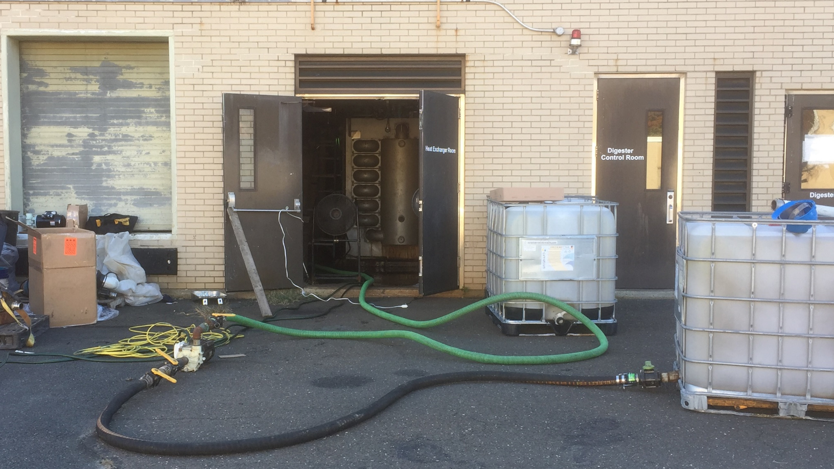 The Grinard team then injected the solution into the pipes. Once the soaking and agitation were complete, the team flushed the pipes, reassembled the equipment, and disposed of the spent solution containing all the dissolved struvite.