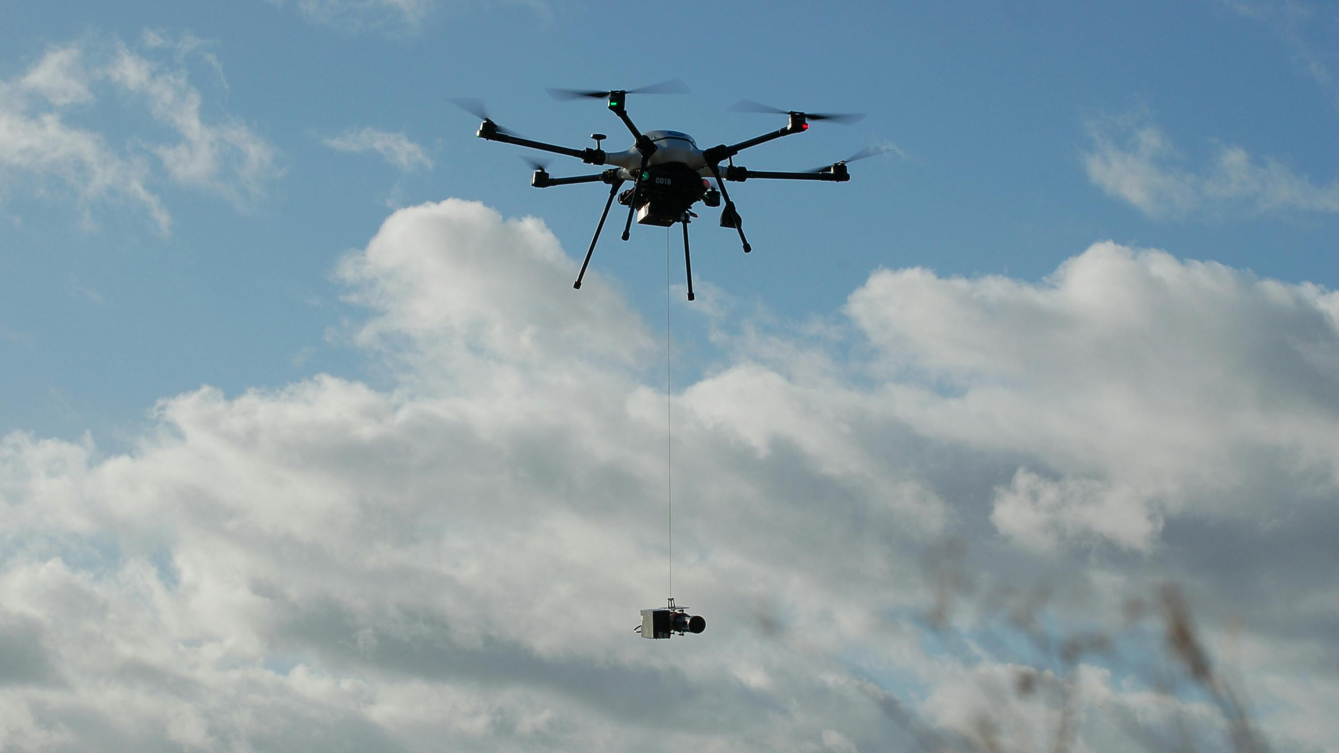 The drone's winch technology enables Skyports Drone Services to carry Makutu&rsquo;s water sensor technology to testing locations.