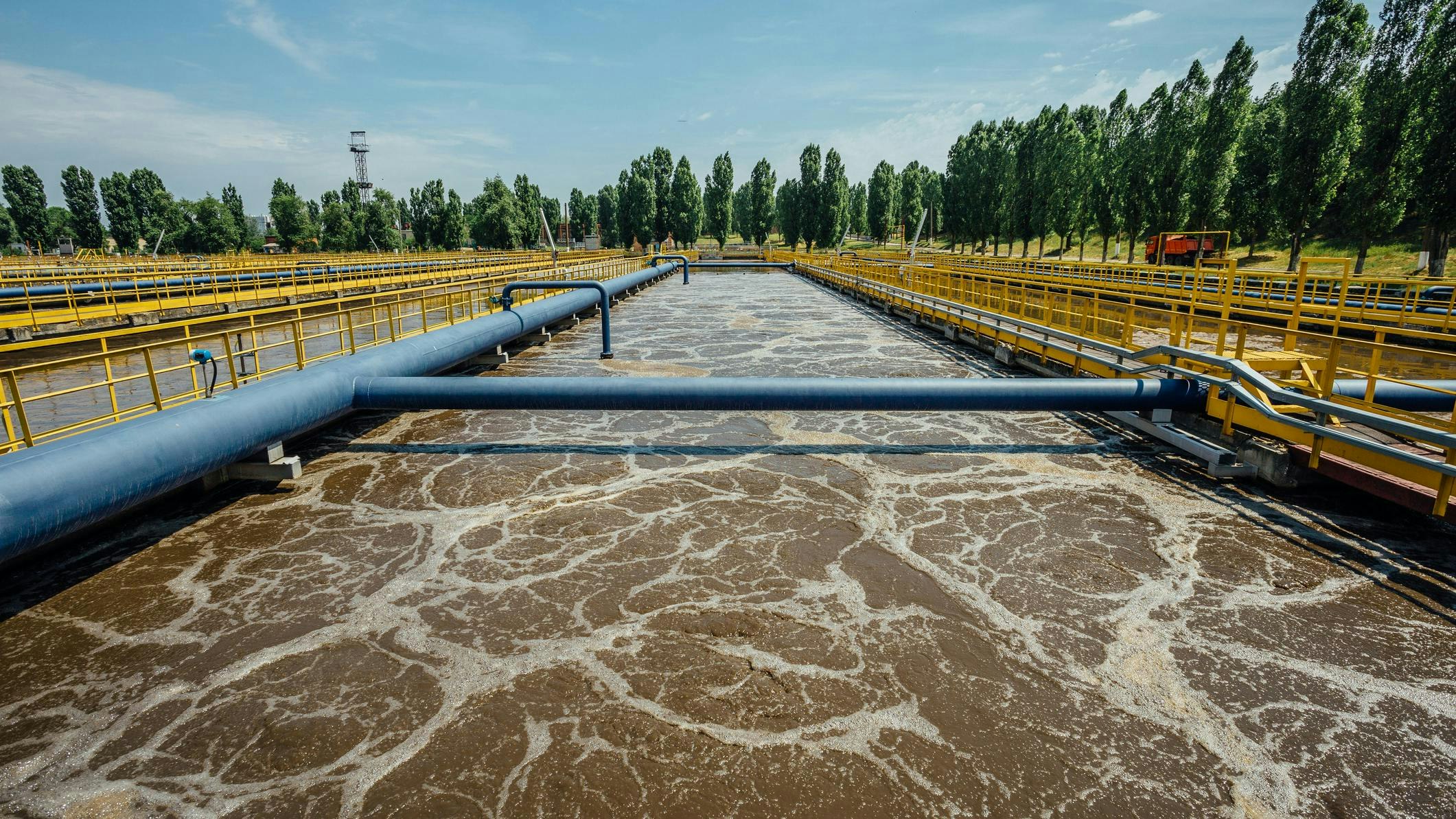 Tanks for aeration and biological purification of sewage by using active sludge