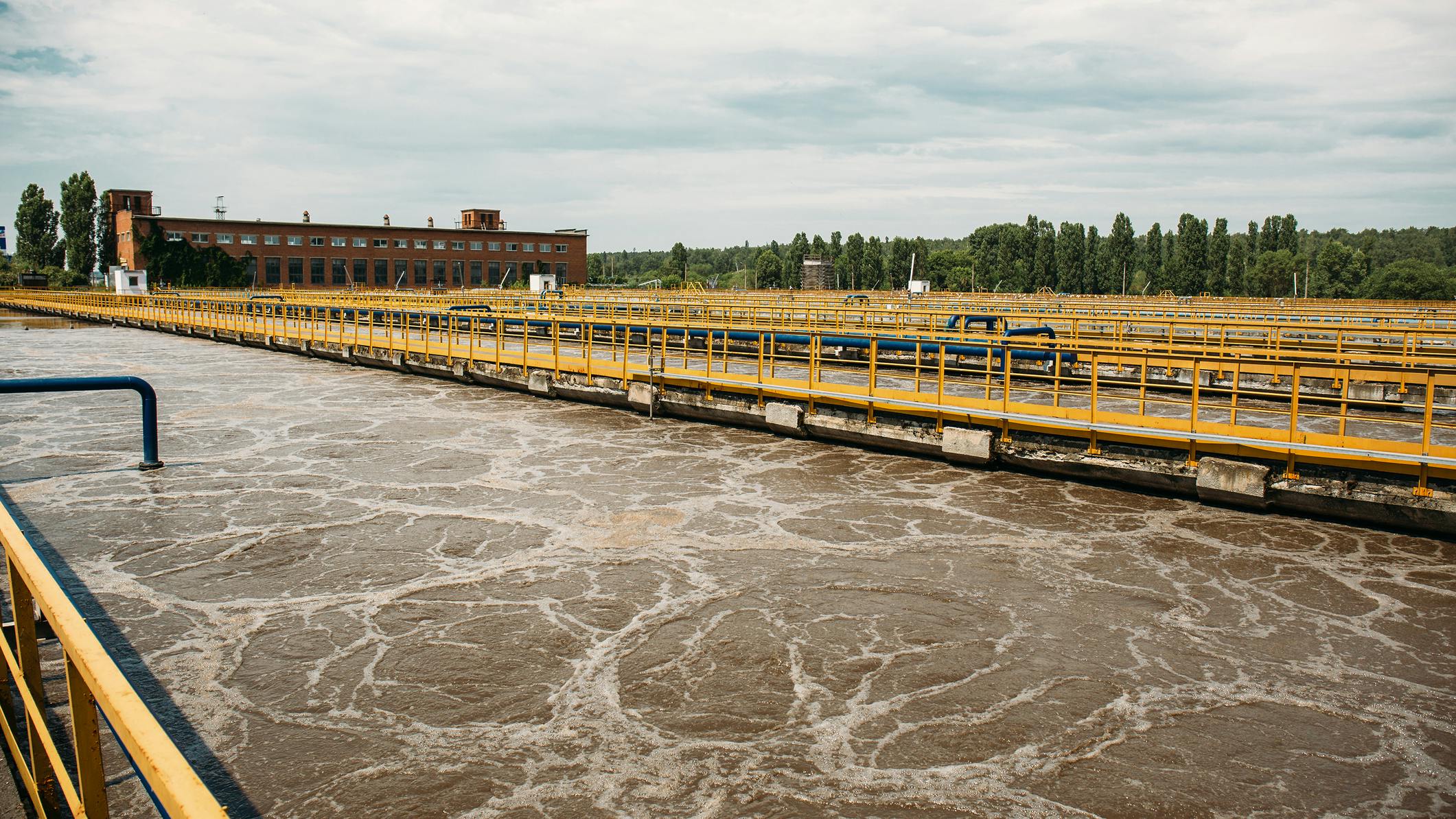 Wastewater treatment plant with tanks or reservoir for aeration and biological purification