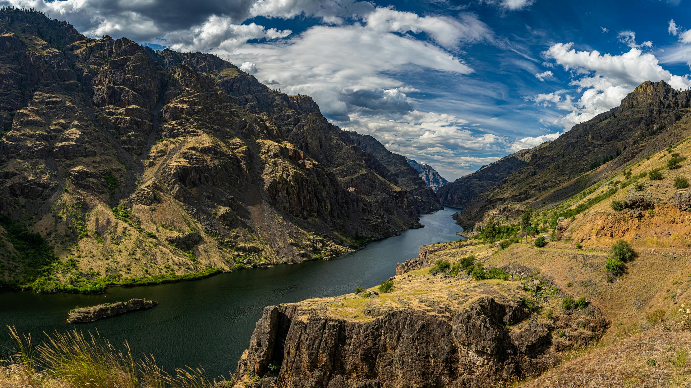 A view of the Snake River at the state line of Idaho and Oregon in Hells Canyon